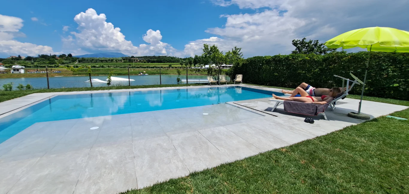 Sara Holiday Rentals,appartamenti vacanza,appartamenti vacanza sul Lago di Garda,piscina,pet friendly,parchegio,parcheggio coperto,camere familiari,terrazza